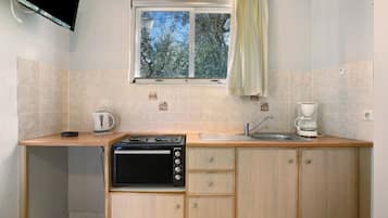Fridge, oven, stovetop, coffee/tea maker
