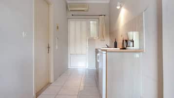 Réfrigérateur, four, plaque de cuisson, cafetiÚre/bouilloire