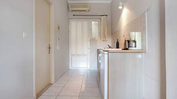 Fridge, oven, stovetop, coffee/tea maker