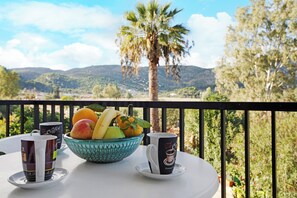 Outdoor dining - Studio "Dolphin Studio 3" with Private Balcony, Shared Garden & Wi-Fi (Zakynthos)