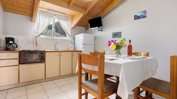 Fridge, oven, stovetop, coffee/tea maker