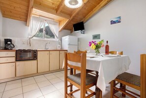 Fridge, oven, stovetop, coffee/tea maker