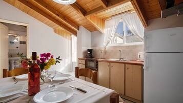 Réfrigérateur, four, plaque de cuisson, cafetiÚre/bouilloire