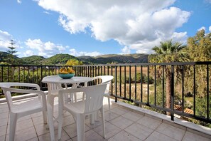 Outdoor dining - Apartment "Dolphin Apartment Sea View 9" with Private Balcony, Shared Garden & Wi-Fi (Zakynthos)