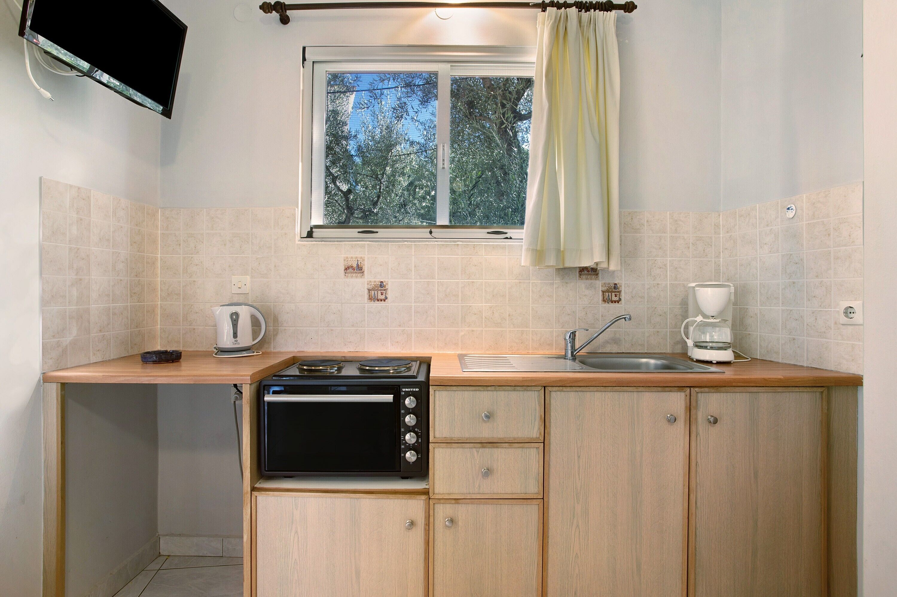 Coffee/tea maker, fridge, oven, stovetop