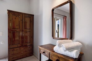 Interior - Apartment "Dolphin Apartment 8" with Private Balcony, Shared Garden & Wi-Fi (Zakynthos)