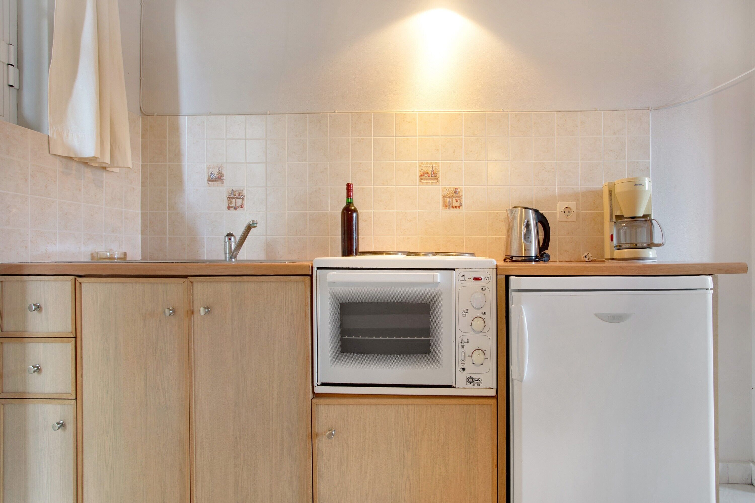 Fridge, oven, stovetop, coffee/tea maker