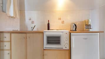 Fridge, oven, stovetop, coffee/tea maker