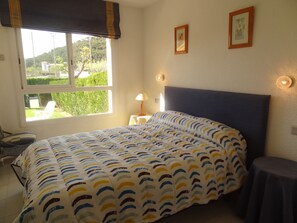 2 makuuhuonetta, silitysrauta/-lauta, ilmainen Wi-Fi, vuodevaatteet