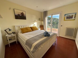 5 bedrooms, iron/ironing board, free WiFi, bed sheets - Villa 'El Perdals' with Sea View, Private Pool and Wi-Fi (Girona)
