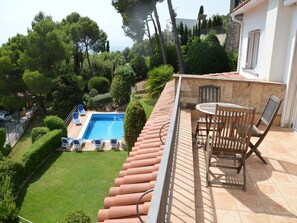 Outdoor dining - Villa 'El Perdals' with Sea View, Private Pool and Wi-Fi (Girona)