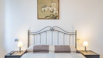 3 bedrooms, desk, free WiFi, bed sheets