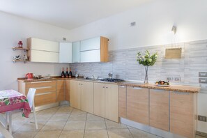 Kühlschrank, Ofen, Wasserkocher mit Kaffee-/Teezubehör, Wasserkocher