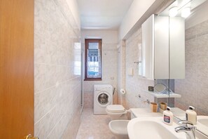 Bruser, hårtørrer, håndklæder