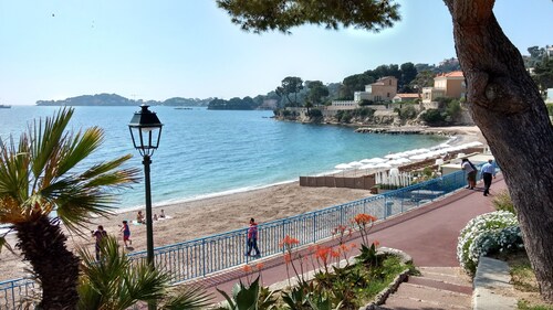 Ideally situated, close to the beaches in Villefranche-sur-mer, Beaulieu-sur-mer