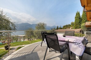 Outdoor dining - Holiday Apartment "Casa-Lago Suite" with Lake View, Shared Pool & Wi-Fi (Brenzone sul Garda)