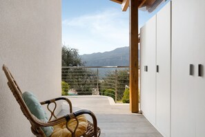 Terrace/patio - Holiday Apartment "Casa-Lago Suite" with Lake View, Shared Pool & Wi-Fi (Brenzone sul Garda)