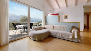 Fernseher, Tischtennisplatte