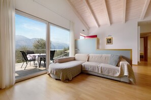 Een televisie en een tafeltennistafel