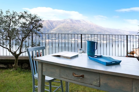 Outdoor dining. Apartment 'Vista Sul Lago Di Como' with Lake View, Private Terrace and Wi-Fi