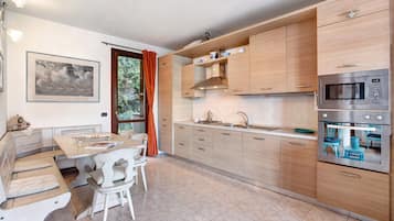 Kühlschrank, Mikrowelle, Ofen, Herdplatte