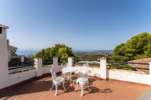 Outdoor dining - "Villa with private swimming pool" with Sea View, Private Terrace & Wi-Fi (Mijas Pueblo)