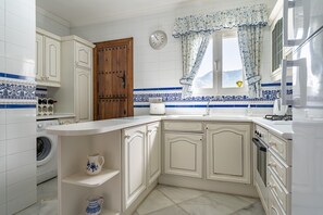 Fridge, microwave, oven, stovetop - "Villa with private swimming pool" with Sea View, Private Terrace & Wi-Fi (Mijas Pueblo)