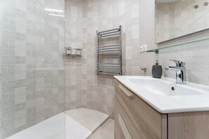 Bathtub, towels - "Villa with private swimming pool" with Sea View, Private Terrace & Wi-Fi (Mijas Pueblo)