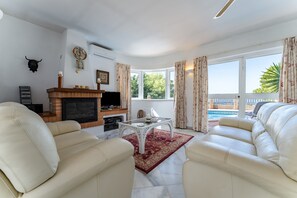 TV - "Villa with private swimming pool" with Sea View, Private Terrace & Wi-Fi (Mijas Pueblo)