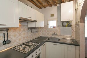 Réfrigérateur, plaque de cuisson, cafetière/bouilloire