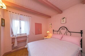 1 chambre, fer et planche à repasser, Wi-Fi gratuit, draps fournis