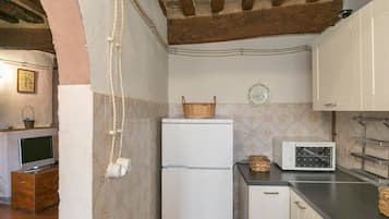 Fridge, stovetop, coffee/tea maker, cookware/dishes/utensils