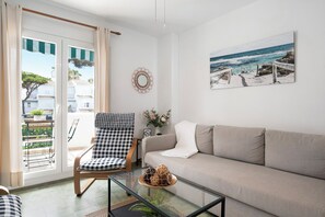 TV - Apartment "Barrosa Primera Línea de Playa" with Sea View, Pool & Wi-Fi (Chiclana de la Frontera)