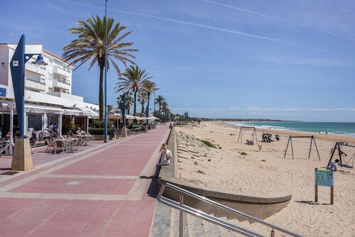 Appartement "Barrosa Primera Línea de Playa" avec vue sur mer, piscine et Wi-Fi.