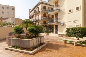 Exterior - Holiday Apartment "Appartamento lungomare Marina di Rg" with Balcony (Marina di Ragusa)