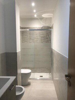 Een douche, een haardroger, handdoeken