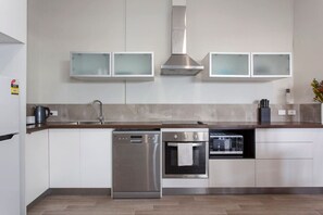 Mikrobølgeovn, ovn, kokeplater og oppvaskmaskin