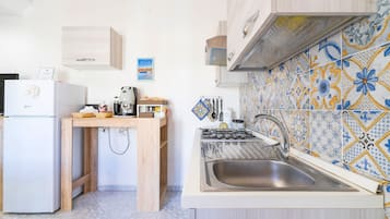 Kühlschrank, Ofen, Herdplatte, Wasserkocher mit Kaffee-/Teezubehör
