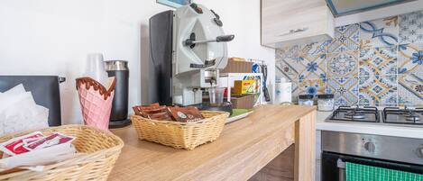 Réfrigérateur, four, plaque de cuisson, cafetière/bouilloire