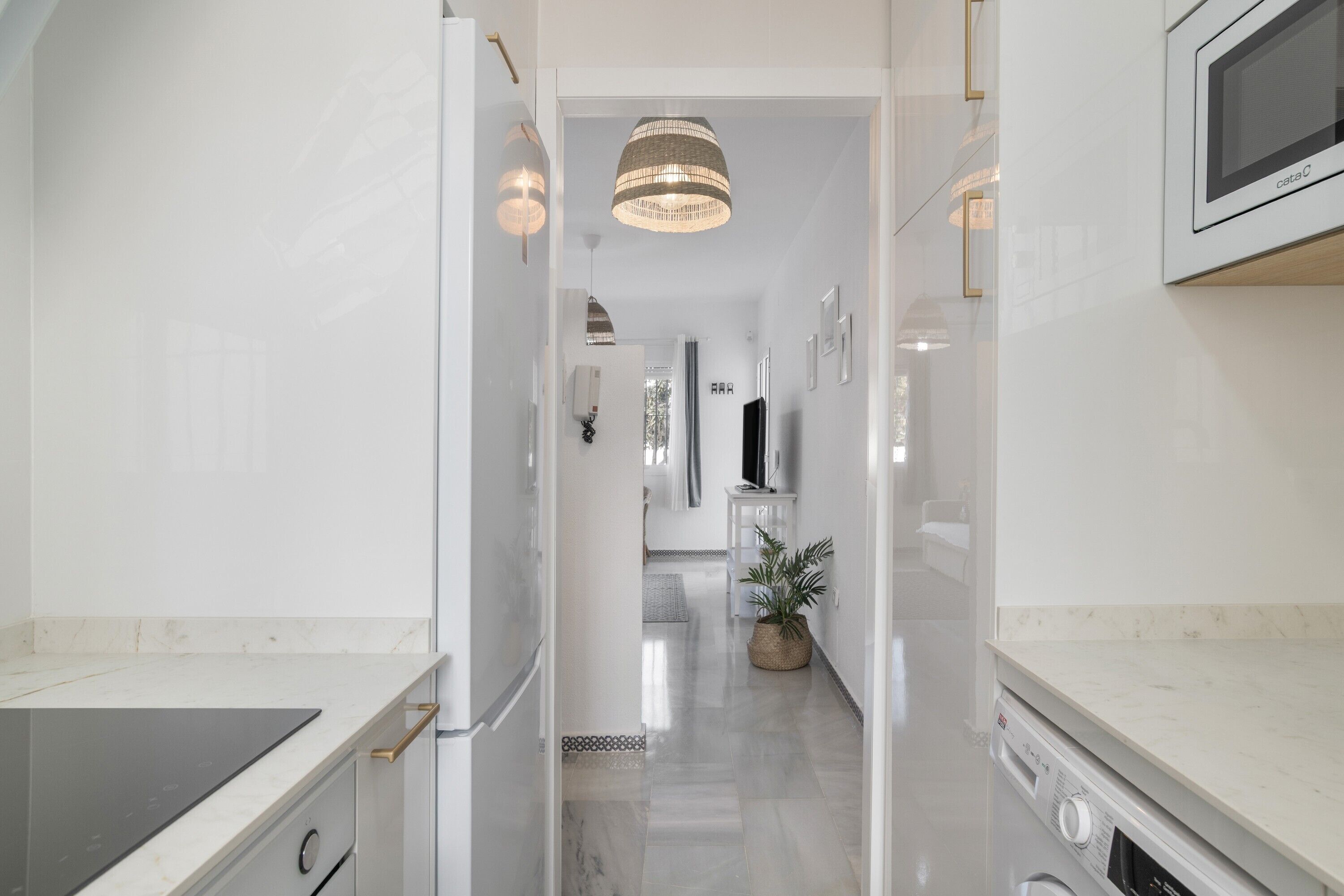 冷蔵庫、電子レンジ、コンロ、コーヒー / ティーメーカー