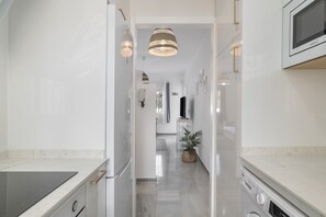 Kühlschrank, Mikrowelle, Herdplatte, Wasserkocher mit Kaffee-/Teezubehör