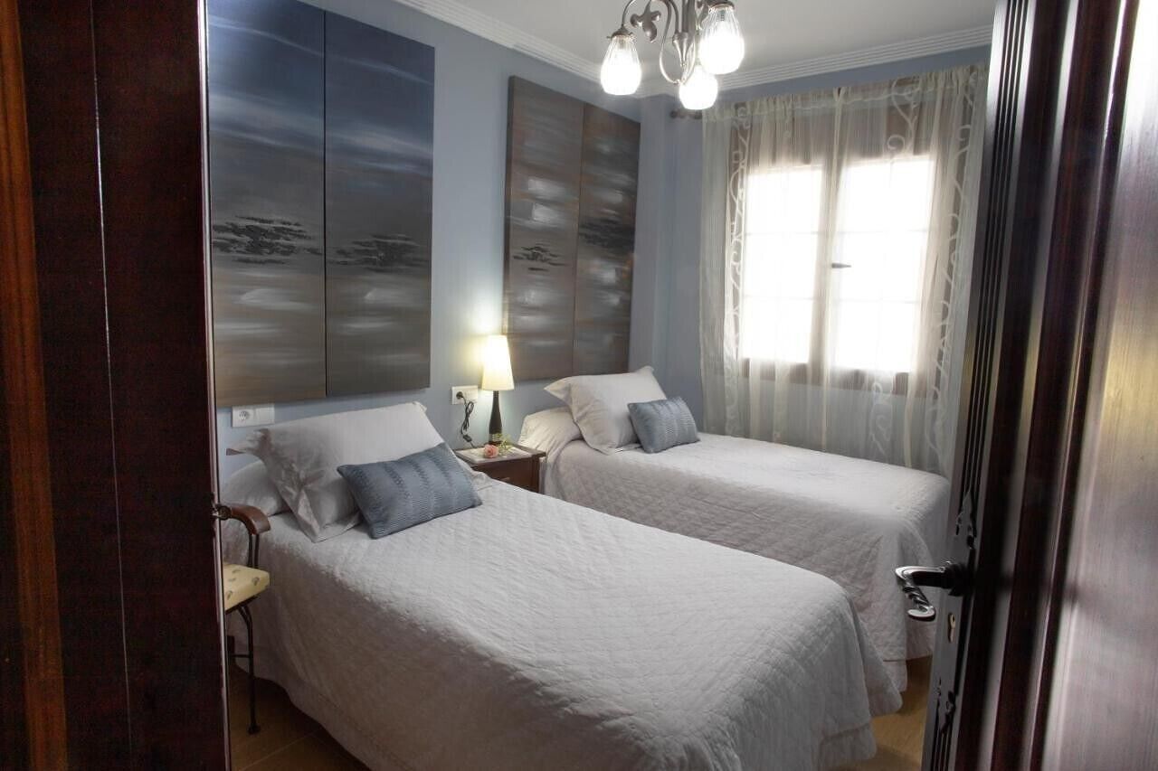 4 slaapkamers, een strijkplank/strijkijzer, gratis wifi, beddengoed