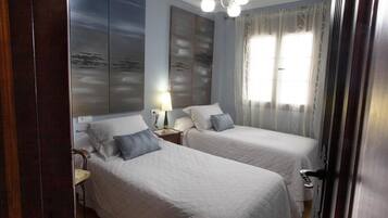 4 slaapkamers, een strijkplank/strijkijzer, gratis wifi, beddengoed