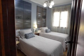 4 bedrooms, iron/ironing board, free WiFi, bed sheets