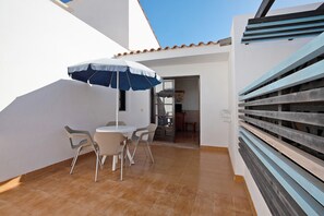 Outdoor dining - Apartment "Galcanary" with Mountain Views, Pool and Wi-Fi (Caleta de Fuste)