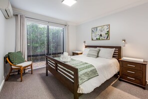 3 habitaciones, tabla de planchar con plancha y cuna de viaje 