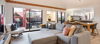 CONVENIENTLY LOCATED 250M (APPROX) TO THE EXQUISITE SHORES OF GEOGRAPHE BAY