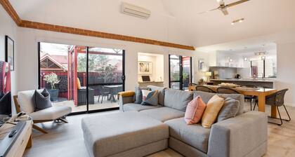 CONVENIENTLY LOCATED 250M (APPROX) TO THE EXQUISITE SHORES OF GEOGRAPHE BAY