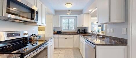 Frigorífico, microondas, horno y placa de cocina