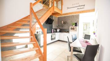 Jääkaappi, mikroaaltouuni, uuni, liesi